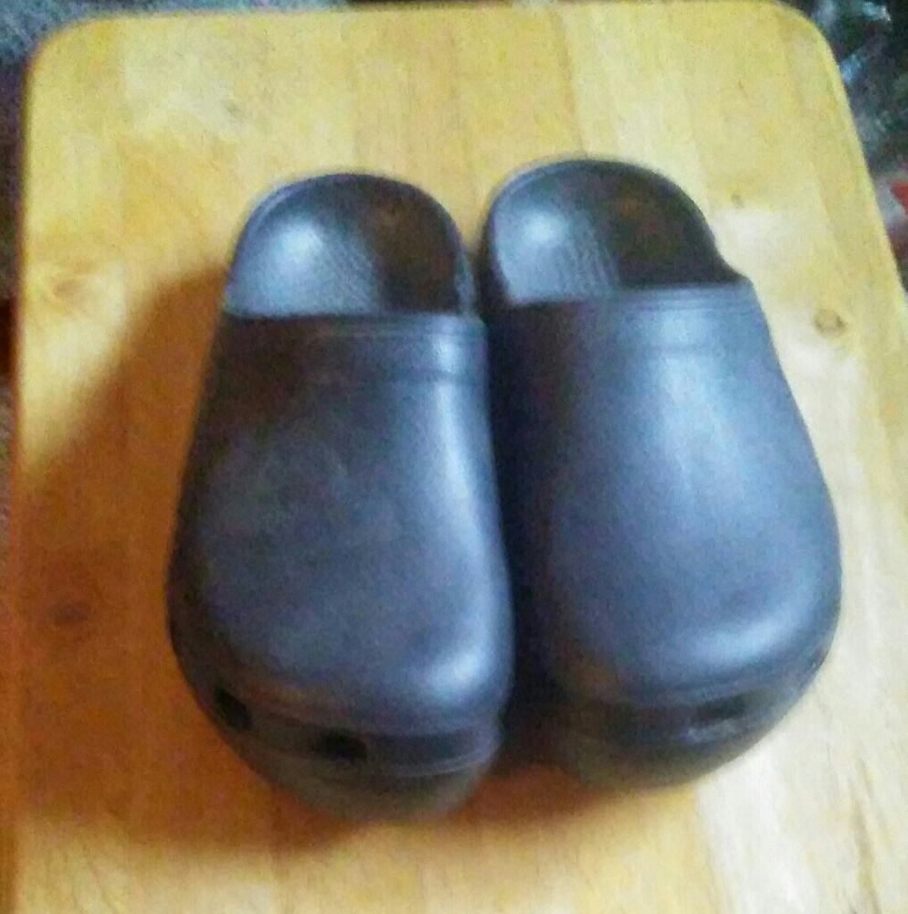 Cozy Clogs for Women. Black Size (9-10)